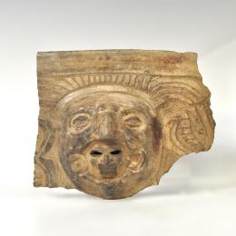 PREHISPÁNICO. Fragmento de vasija con figura antropomorfa con máscara. Cultura Maya ( 550-950 d.C). Terracota bruñida. Longitud 14 cm. 