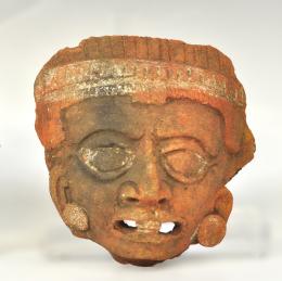 PREHISPÁNICO. Fragmento de figura, máscara ritual. Cultura Maya  (800 – 900 d.C). Restos de policromía. Longitud 13 cm.