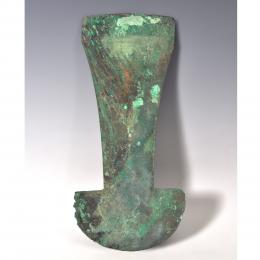 PREHISPÁNICO. Tumi ceremonial. Cultura Lambayeque (700-1375). Cobre. Longitud 35 cm.