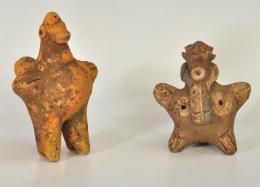 PREHISPÁNICO. Lote de 2 silbatos con forma de ave. Cultura Chancay (1300-1450 d.C.). Terracota con restos de policromía. Longitud 7 y 9,5 cm.