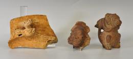 PREHISPÁNICO. Lote de 3 piezas de distintas épocas y culturas. Terracota. Dos de ellas son fragmentos de objetos más grandes. Longitud 9 cm a 14 cm.