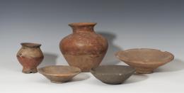 PREHISPÁNICO. Período Formativo Temprano-Medio. Terracota. Lote de 5 recipientes cerámicos de diversas épocas y culturas: una olla, una copa, y tres platos. Altura 10,6-19,8 cm. Diámetro 7,7-22,6 cm. En el plato orificios de soldadura (reparación antigua) y borde fragmentado en una de las copas.