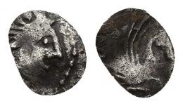 HISPANIA ANTIGUA. Divisores de imitación emporitana. Divisor. A/ Cabeza masculina a der. R/ Pegaso volando a der., ¿debajo dos glóbulos? AR 0,12 g. 6,6 mm. ACIP-526. Fragmento. BC+.