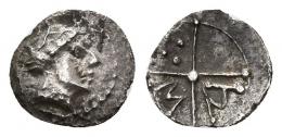 HISPANIA ANTIGUA. Divisores de imitación masaliota. Tritartemorion. A/ Cabeza femenina a der. R/ Rueda de 4 radios, en los cuarteles 4 glóbulos, M y A. AR 0,18 g. 8,3 mm. ACIP-476. CC-980, mismo ejemplar. Pequeñas roturas al borde. MBC. Rarísima. Ex colección Cores.