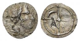 HISPANIA ANTIGUA. Divisores de imitación masaliota. Tritartemorion. A/ Cabeza femenina a der. R/ Rueda de 4 radios, en los cuarteles creciente, M y A. AR 0,43 g. 10,3 mm. ACIP-482. CC-993, mismo ejemplar. Erosiones. BC+. Muy rara. Ex colección Cores.