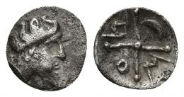 HISPANIA ANTIGUA. Divisores de imitación masaliota. Tritartemorion. A/ Cabeza femenina a der. R/ Rueda de 4 radios, en los cuarteles círculo, creciente, M y A. AR 0,34 g. 9,1 mm. ACIP-489. CC-1001, mismo ejemplar. BC+/MBC. Rarísima. Ex colección Cores.