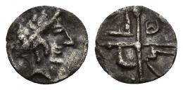 HISPANIA ANTIGUA. Divisores de imitación masaliota. Tritartemorion. A/ Cabeza femenina a der. R/ Rueda de 4 radios, en los cuarteles círculo, creciente, M y A. AR 0,28 g. 9,4 mm. ACIP-490. CC-1004, mismo ejemplar. MBC-/MBC. Rarísima. Ex colección Cores.