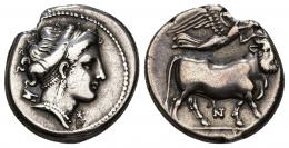 GRECIA ANTIGUA. CAMPANIA. Neapolis. Didracma (325-241 a.C.). A/ Cabeza de ninfa a der., detrás astrágalo, delante monograma. R/ Toro androsopo a der. coronado por Niké, debajo monograma. AR 7,31 g. 20,37 mm. COP-437. SBG-299 vte. Cospel falto. MBC-/MBC. Ex colección Guadán, 1315.