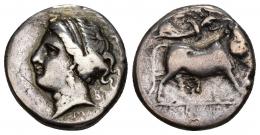 GRECIA ANTIGUA. CAMPANIA. Neapolis. Didracma (325-241 a.C.). A/ Cabeza de ninfa a izq., debajo M, detrás B. R/ Toro androsopo a der. coronado por Niké, debajo E, en exergo restos de ley. AR 6,90 g. 19,70 mm. COP-444. SBG-299 vte. Ex colección Guadán, 1316.