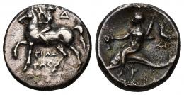 GRECIA ANTIGUA. CALABRIA. Tarento. Didracma. (c. 272-235 a.C.). A/ Jinete a izq. coronando su caballo, detrás DI, debajo FILW/TAS. R/ Taras con huso y cántaro cabalgando delfín a izq., detrás gallo, debajo TAR(AS), poco visible. AR 6,32 g. 18,85 mm. COP-918. SBG-374 vte. Abrillantada. Fina raya en anv. MBC. Ex colección Guadán, 1384.
