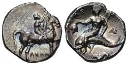 GRECIA ANTIGUA. CALABRIA. Tarento. Didracma (c. 275-235 a.C.). A/ Jinete a der. coronando su caballo, debajo LEWN. R/ Taras con tridente y racimo de uvas cabalgando delfín a izq., detrás AV, debajo león. AR 5,79 g. 20 mm. COP-920. SBG-No. Limaduras en canto y rayas. EBC. Ex colección Guadán, 1388.