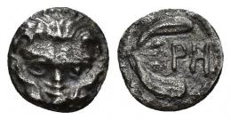 GRECIA ANTIGUA. BRUTTIUM. Rhegium. Litra (c. 415-387 a.C.). A/ Cabeza frontal de león. R/ Rama de olivo; PH. AR 0,53 g. 9 mm. COP-1936. SBG-503. MBC/MBC-. Ex colección Guadán, 1514.