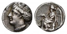 GRECIA ANTIGUA. BRUTTIUM. Terina. Sexto (ss. V-IV a.C.). A/ Cabeza de Terina a izq. R/ Nike sentada sobre cipo a izq. con ¿corona? AR 1,21 g. 10,86 mm. COP-2021. SBG-509? Pequeñas marcas. MBC/MBC-. Ex colección Guadán, 1543.