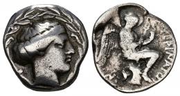 GRECIA ANTIGUA. BRUTTIUM. Terina. Estátera (c. 425-420 a.C.). A/ Cabeza de Terina a der., detrás q, alrededor láurea. R/ Niké sentada sobre hydria a der. con caduceo, delante TEPINAION. AR 7,32 g. 20 mm. COP-No. SBG-No. RAyitas en anv. BC+. Rara. Ex colección Guadán, 1538.