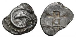 GRECIA ANTIGUA. SICILIA. Zancle. Óbolo. A/ Delfín a izq. entrando en creciente, debajo DANK. R/ Patrón geométrico incuso. AR 0,60 g. 18,8 mm. COP-No. SBG-723. Roturas al borde. MBC-. Ex colección Guadán, 1644. Muy escasa.