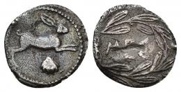 GRECIA ANTIGUA. SICILIA. Messana. Litra (c. 461-396 a.C.). A/ Liebre corriendo a der., debajo concha. R/ Corona de olivo rodeando MES. AR 0,62 g. 13,96 mm. COP-413-5. SBG-845 vte. Hojitas. MBC-/MBC. Ex colección Guadán, 1611.