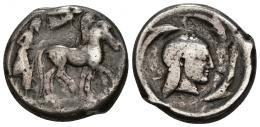 GRECIA ANTIGUA. SICILIA. Siracusa. Tetradracma (485-465 a.C.). A/ Cuadriga coronada por Niké a der. R/ Cabeza de Aretusa a der. rodeada de delfines, alr. restos de ley. SURAKOSION. AR 17,10 g. 25 mm. COP-617,8. SBG-913. BC+. Ex colección Guadán, 1649.
