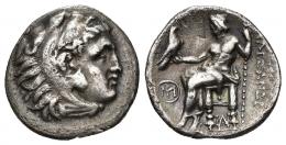 GRECIA ANTIGUA. MACEDONIA. A nombre de Alejandro III. Sardes. Dracma (c. 319-315 a.C.). R/ Delante del trono monograma dentro de corona y debajo otro monograma. AR 3,90 g. 18,22 mm. PRC-2687. SBG-6730 vte. Rayitas. MBC. Ex colección Guadán, 1777. 