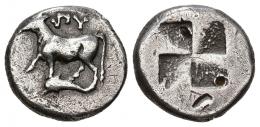 GRECIA ANTIGUA. TRACIA. Bizantium. Medio siclo (c. 416-357 a.C.). A/ Ternera a izq. sobre delfín, encima BY. R/ Cuadrado incuso. AR 2,70 g. 16,17 mm. COP-478,9. SBG-1579 vte. Contramarcas en rev. MBC-. Ex colección Guadán, 1868.