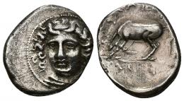 GRECIA ANTIGUA. TESALIA. Larissa. Dracma. A/ Cabeza frontal de ninfa. R/ Caballo pastando a izq., alrededor (LARISSAIWN). AR 5,71 g. 20,47 mm. COP-127. SBG-2120 vte. Pequeñas erosiones. Algo descentrada. MBC. Ex colección Guadán, 1949.