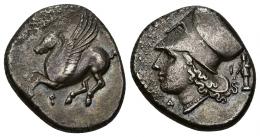 GRECIA ANTIGUA. CORINTO. Corintia. Estátera (c. 315-310 a.C.). A/ Pegaso volando a izq., debajo q. R/ Cabeza de Atenea a izq., delante D, detrás I y figura con caduceo y cornucopia. AR 8,13 g. 20,55 mm. COP-99-100. SBG-2631 vte. Erosiones. MBC. Ex colección Guadán, 2097.