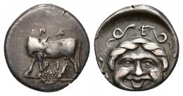 GRECIA ANTIGUA. MISIA. Pario. Hemidracma (s. IV a.C.). A/ Toro a izq. mirando atrás, PA/RI. R/ Gorgoneion, encima monograma. AR 2,42 g. 14,15 mm. COP-262 vte. SBG-3919 vte. Anv. algo descentrado. MBC. Ex colección Guadán, 2252.
