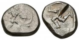 GRECIA ANTIGUA. PANFILIA. Aspendos. Estátera (460-420 a.C.). A/ Guerrero con escudo y lanza avanzando a der. R/ Trisquel dentro de cuadrado incuso. AR 10,75 g. 21,52 mm. COP-153. SBG-5383. Golpe de cizalla. MBC/BC+. Ex subasta Classical Numismatic Group 446 (2016), lote 612.