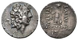 GRECIA ANTIGUA. CAPADOCIA. Ariarates IX. Dracma (c. 99-87 a.C.). A/ Cabeza diademada a der. R/ Atenea a izq. con lanza, escudo y Nike; BASILEWS/ARIARAQOU / EUSEBOUS, delante monograma, debajo IG. AR 3,65 g. 18,00 mm. COP-No. SBG-7299. SNG von Aulock-6311. MBC+/MBC. Ex colección Guadán, 2774.