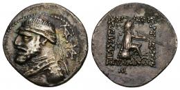 GRECIA ANTIGUA. PARTIA. Mitrídates II. Dracma (121-91 a.C.). A/ Dos monogramas detrás del busto. R/ Monograma detrás y delante del arquero y otro en exergo. AR 4,15 g. 21 mm. SEP-24.20. Oxidaciones. MBC-/MBC. Ex colección Guadán 2675.
