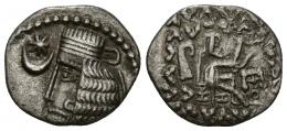 GRECIA ANTIGUA. REYES DE PARTIA. Artabano II (10-35 d.C.). Dracma. Mithradatkart. A/ Delante del busto creciente y estrella. R/ Monograma detrás del trono y debajo del arco. AR 3,12 g. 19,15 mm. SEP-63.13. MBC.