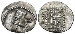 GRECIA ANTIGUA. REYES DE PARTIA. Gotarces II (40-51 d.C.). Dracma. Ecbatana. R/ Monograma debajo del arco. AR 3,14 g. 21,12 mm. SEP-65.33. Anv. algo descentrado. MBC+/MBC.