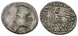 GRECIA ANTIGUA. REYES DE PARTIA. Vologases III (105-147). Dracma. Ecbatana. R/ Monograma debajo del arco y arquero entronizado. AR 3,13 g. 20 mm. SEP-tipo 78. MBC+. 