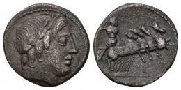 REPÚBLICA ROMANA. ANÓNIMO. Denario. Roma (86 a.C.). A/ Cabeza de Apolo laureada a der., debajo haz de rayos (no visible). R/ Júpiter lanzando un rayo en cuadriga a der. AR 3,80 g. 18,85 mm. CRAW-350.A2. FFC-85. Pátina oscura rugosa. MBC.