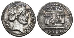 REPÚBLICA ROMANA. SCRIBONIA. L. Scribonius Libo. Denario. Roma (62 a.C.). A/ Cabeza de Bonus Eventus a der.; LIBO BON EVENT. R/ Pozo scriboniano, debajo martillo; PVTEAL/SCRIBON. AR 3,18 g. 17,98 mm. CRAW-416.1a. FFC-1102. Porosidades y pequeñas marcas. MBC.