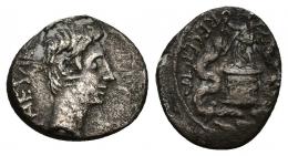 PERIODO DE JULIO CÉSAR A AUGUSTO. AUGUSTO. Quinario. Ceca incierta (29-26 a.C.). A/ Cabeza a der.; CAESAR (IMP VII). R/ Victoria a izq. sobre cista flanqueada por dos serpientes; 8ASIA) RECEPTA. AR 1,64 g. 14,2 mm. Erosiones. Rev. algo descentrado. MBC-.