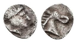 HISPANIA ANTIGUA. ARSE. Hemióbolo. A/ Cabeza con casco a der. R/ Cabeza de caballo a der. AR 0,16 g. 6,3 mm. I-2043. ACIP-1941. BC+/MBC. Escasa.
