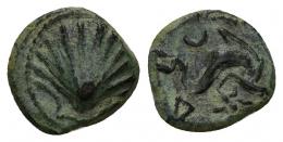 HISPANIA ANTIGUA. ARSE. Octavo. A/ Concha. R/ Delfín a der., encima creciente , debajo signo ibérico A y estrella. AE 1,35 g. 11,8 mm. I-2064. ACIP-1979. Pátina verde. MBC+.