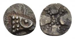 HISPANIA ANTIGUA. EMPORION. Divisores anteriores a las dracmas. Óbolo. A/ Cabeza de carnero a der. R/ Cruz de puntos en patrón incuso. AR 0,20 g. 6,7 mm. I-No. ACIP-6. MBC+.