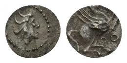 HISPANIA ANTIGUA. DIVISORES DE IMITACIÓN EMPORITANA. A/ Cabeza masculina a der. R/ Pegaso volando a der., debajo dos glóbulos. I-566. ACIP-526. MBC+.