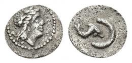 HISPANIA ANTIGUA. INCIERTOS S. III DIVISORES. A/ Cabeza de Apolo a der. R/ Creciente con delfín entrando dentro. AR 0,21 g. 8 mm. I-565. ACIP-530. Pequeñas erosiones. MBC/MBC+.