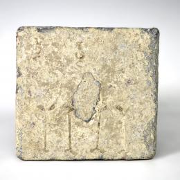 ROMA. Imperio Romano. Placa (ss. I-IV d.C.) con inscripciones. Plomo. Dimensiones 10,1 x 9,2 cm.