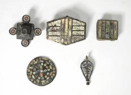 ROMA. Bajo Imperio. Lote de 5 bronces tardorromanos: tres apliques, un colgante y disco circular con decoración de pasta vítrea polícroma (ss. IV-V d.C.). Bronce y esmalte. Altura: 2,3-3,4 cm. Procedente de colección privada española años 1970-80.