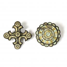 ROMA. Imperio Romano. Lote de 2 objetos: una fíbula y un aplique, ambos con decoraciones de esmalte (s. V d.C.). Bronce y pasta vítrea. Diámetro: 3,0 cm y 4,2 cm.