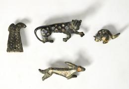 ROMA y PERÍODO VISIGODO. Lote de 4 piezas: tres apliques y una fíbula (ss. I-II d.C. y V-VII d.C.). Cabeza de águila visigoda, conejo, pez y pantera. Bronce y esmalte. Longitud de 2 cm a 4,3 cm.