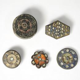 TARDOANTIGÜEDAD Y ÉPOCA MEDIEVAL. Lote de 5 objetos: 3 apliques y un disco circular decorados con pasta vítrea y un pasarriendas esmaltado decorado con estrella de David enlazada (ss. IV-V d.C. y XIII-XIV d.C.). Bronce con esmalte. Diámetro 2,2-3,1 cm.