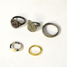 ROMA, PERÍODO MEDIEVAL Y EDAD MODERNA. Lote de cinco anillos (ss. I-II; XIII-XV; XVII-XVIII). Bronce, plata y vidrio. Diámetro interior 12-22 mm.