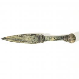 PUEBLOS GERMÁNICOS. Período visigodo. Cuchillo (ss. IV-VII d. C). Bronce. Longitud 24,7 cm.