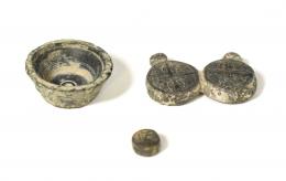 PERÍODO MEDIEVAL. Lote de 3 objetos: pesita, dos precintos de bronce unidos y pendulito (ss. VI-V a.C.). Ponderal de medio dinar, con la palabra 