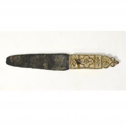 PERIODO MEDIEVAL. Cuchillo con mango injertado decorado (ss. XII-XIV d.C.). Bronce y plomo. Longitud 12,8 cm.