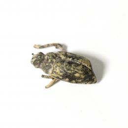 EDAD MODERNA. Figura en forma de escarabajo (ss. XVII-XVIII d.C.). Le faltan la mitad de las patas. Bronce. Longitud 2 cm.